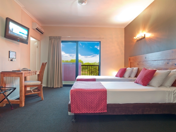 AN25-4-pro-BW-Darwin_Airport_Gateway_Motel