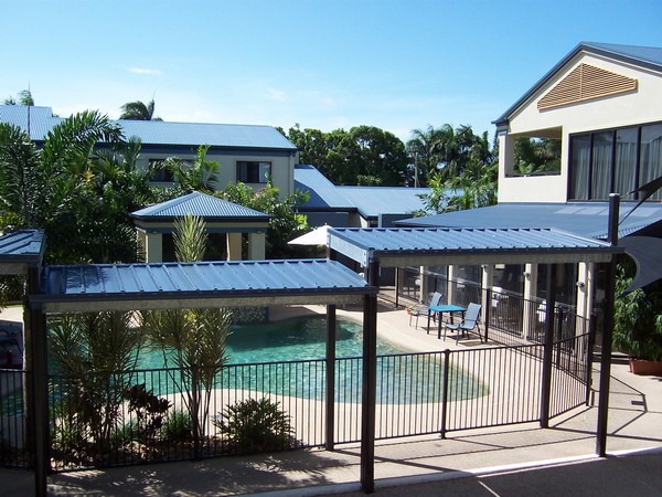 Coral_Cay_Swimming_Pool_East