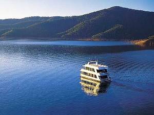 AN41-2-news-Lake-Eildon-hosueboat