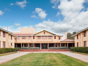 AN64-2-DN-Hotel Kurrajong 300x225