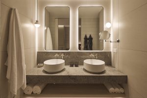 Rydges Melbourne, luxury bathroom