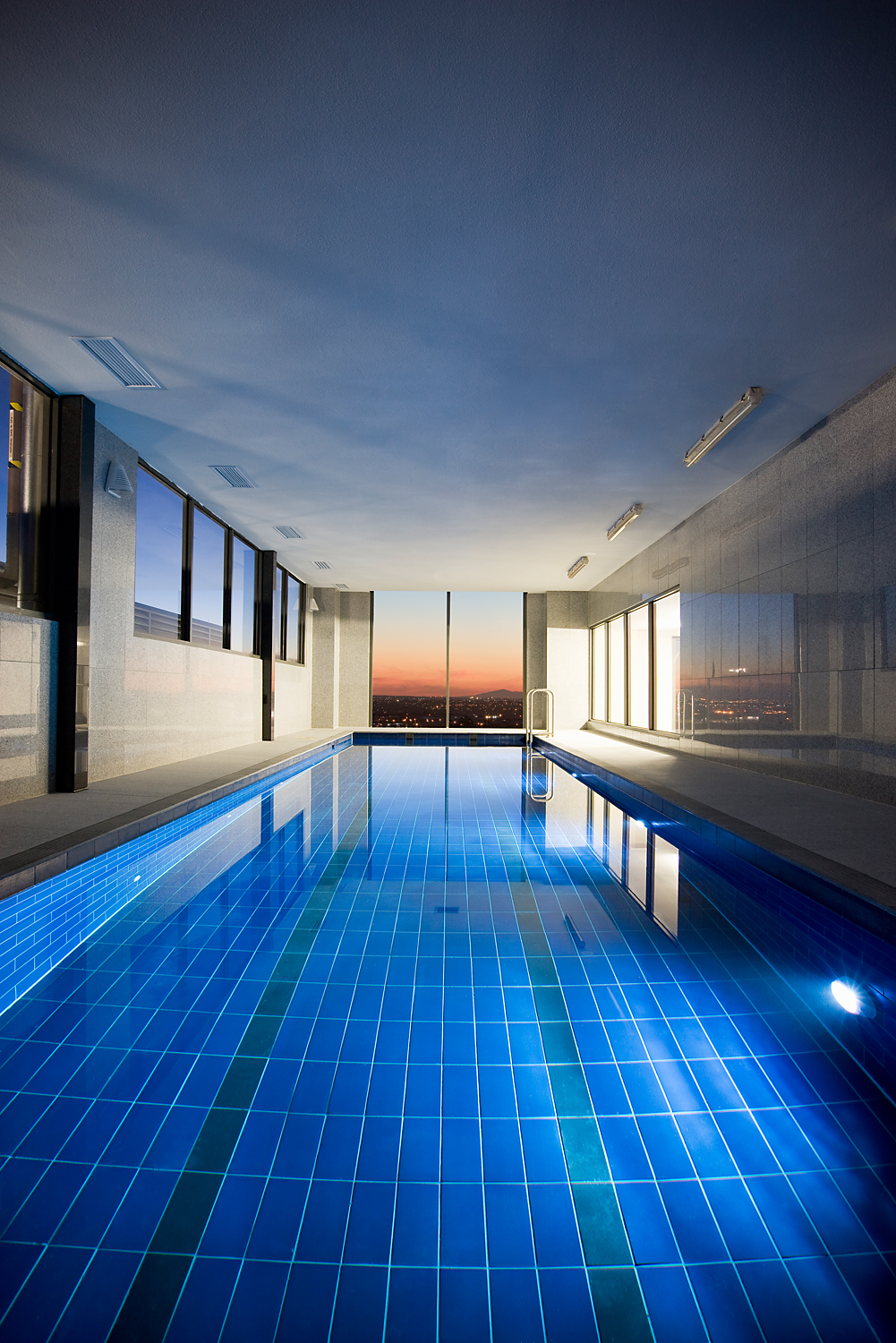 Mantra Melbourne Airport - Swimming pool at dusk