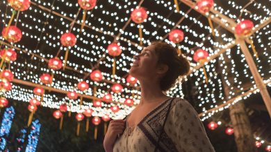 Female tourist in Chinatown